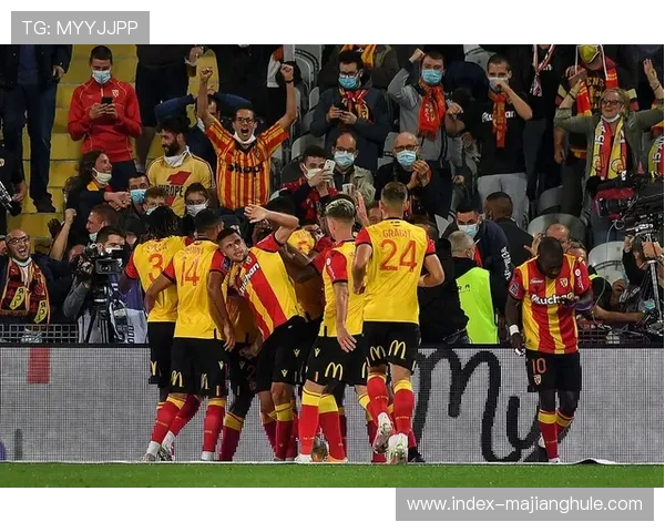 朗斯半程40分领跑法甲，矿工精神与极致防反战术终结巴黎十年垄断。